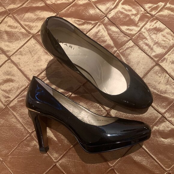 Tahari Size 8M Black and Gold Trim High Heels - Picture 1 of 3